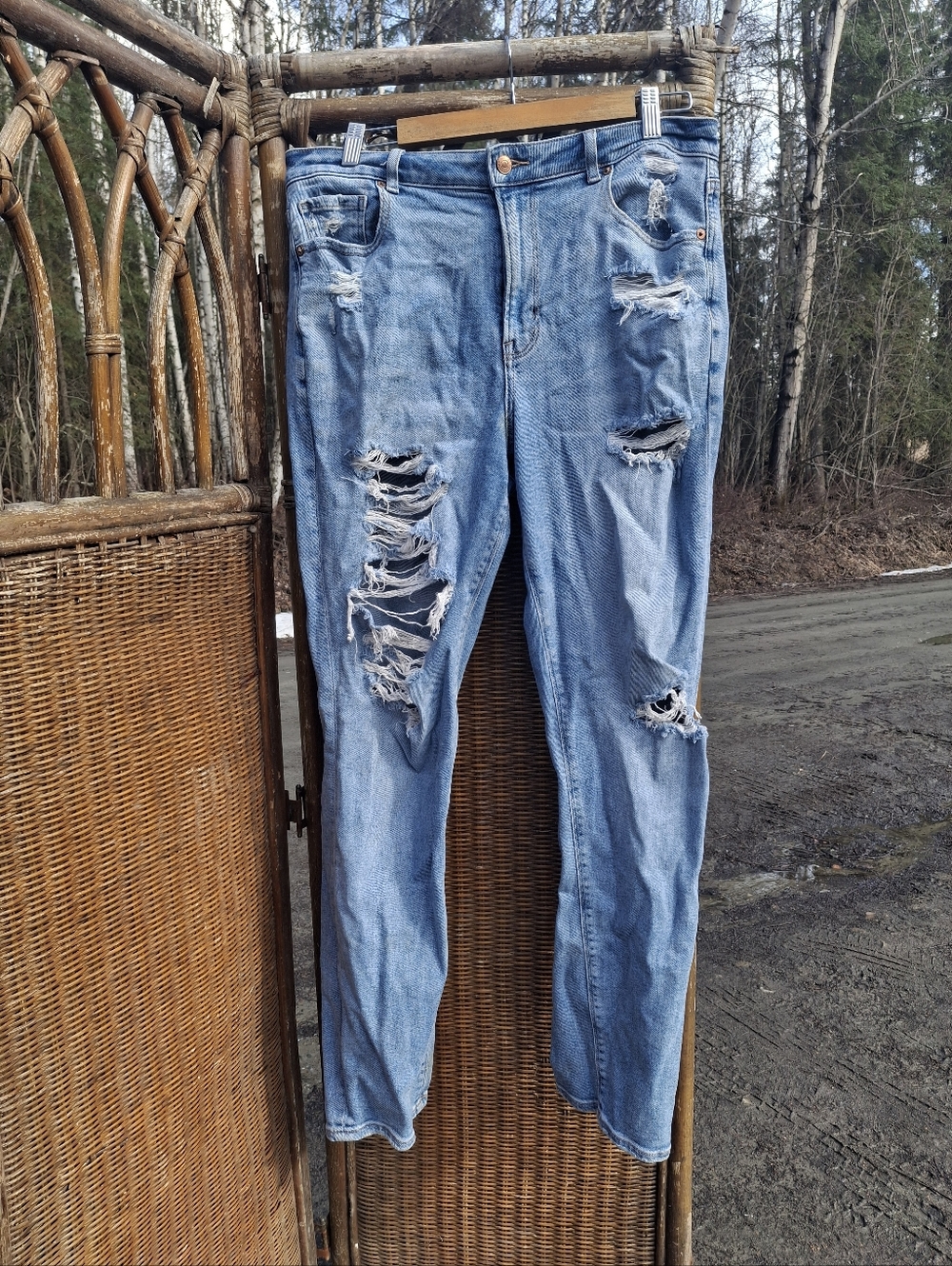 American Eagle Outfitters Light Blue Distressed Straight Leg Jeans